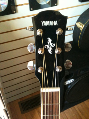 Yamaha – APX50011﻿ headstock